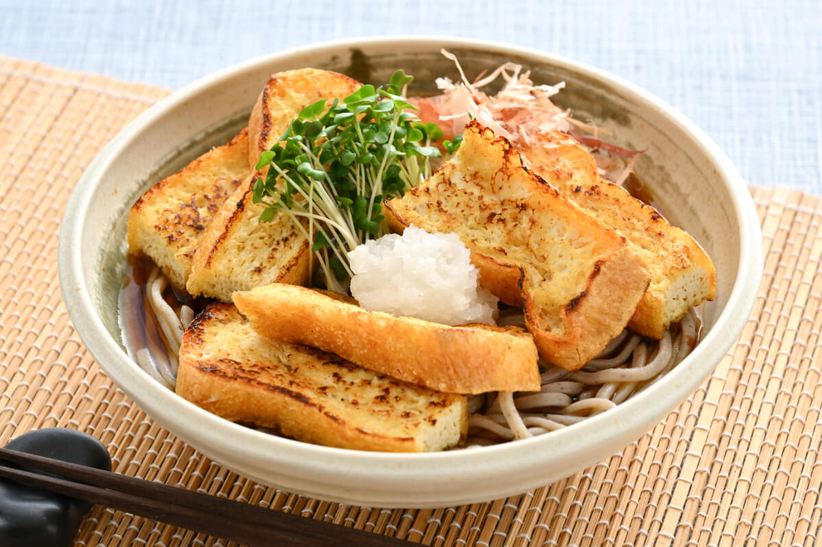 スライスした油あげをカリカリに焼くと、おそばに良く合います