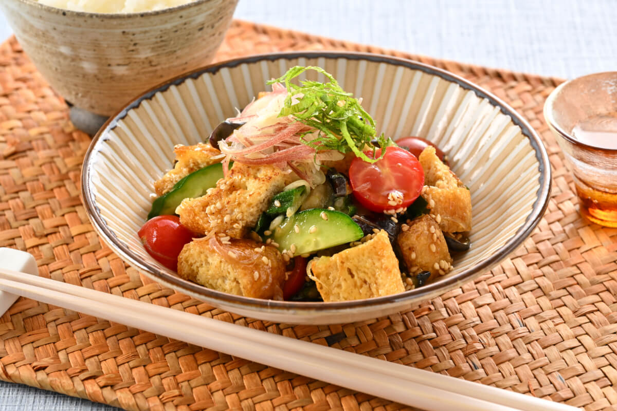 カットしてカリカリに焼いたおあげと、夏野菜の和え物